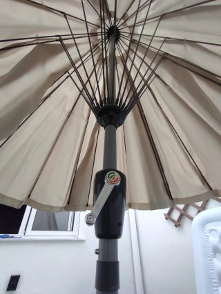 Sombrilla de jardín beige y gris