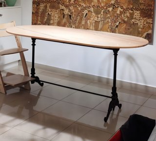 Mesa de comedor ovalada piedra y hierro fundido