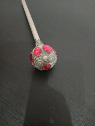 Sombrilla decorada con piedras rojas