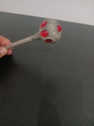 Sombrilla decorada con piedras rojas