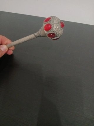 Sombrilla decorada con piedras rojas