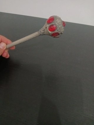 Sombrilla decorada con piedras rojas