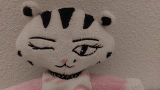 Peluche gata blanca rayas rosas