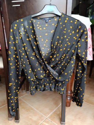Blusa Kiabi flores negra y amarilla