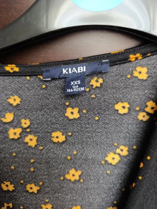 Blusa Kiabi flores negra y amarilla
