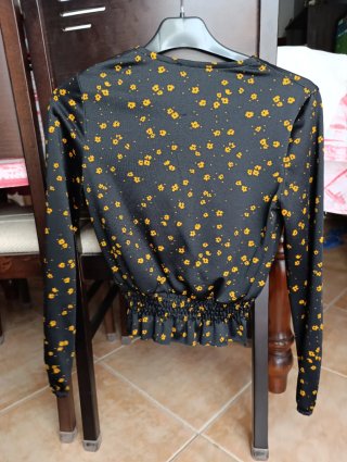 Blusa Kiabi flores negra y amarilla
