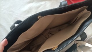 2 Bolsos negros, regalo rojo
