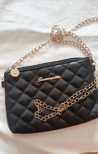 2 Bolsos negros, regalo rojo