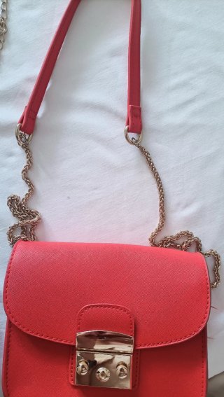 2 Bolsos negros, regalo rojo