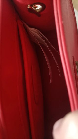 2 Bolsos negros, regalo rojo