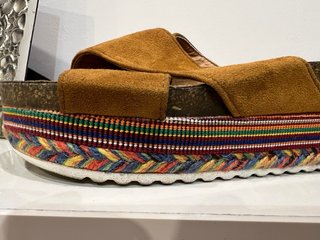 Sandalias de plataforma marrones y multicolor