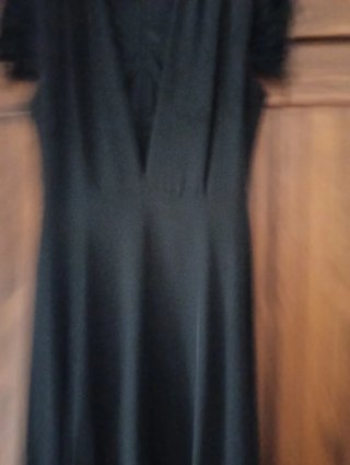 Vestido midi de fiesta negro con plumas