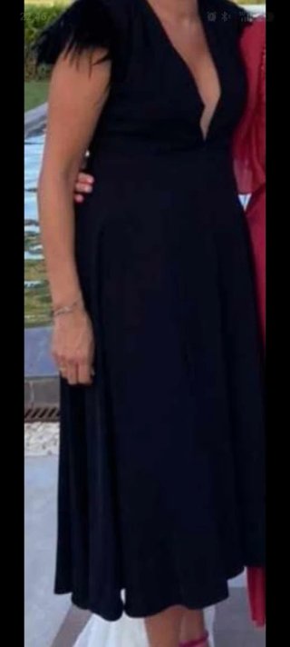 Vestido midi de fiesta negro con plumas
