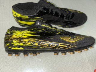 Botas de fútbol negras y amarillas