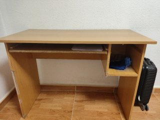 Escritorio de madera. Solo recoger. Guadalajara