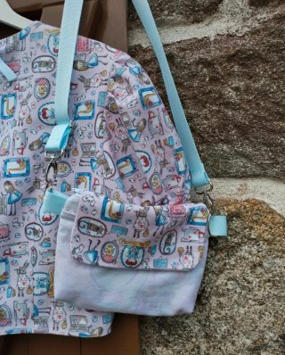 Riñonera artesanal con tela de Alice in Wonderland