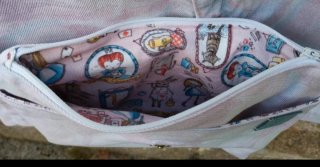 Riñonera artesanal con tela de Alice in Wonderland