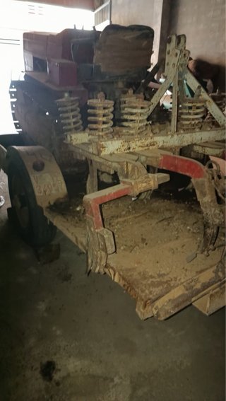 Tractor de cadenas, cultivador y plataforma