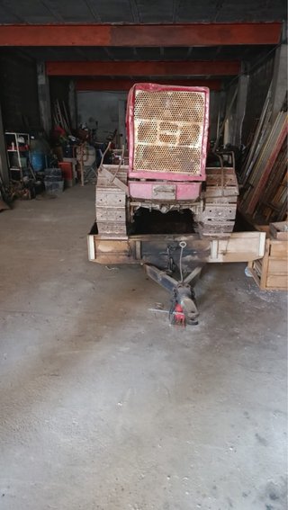 Tractor de cadenas, cultivador y plataforma