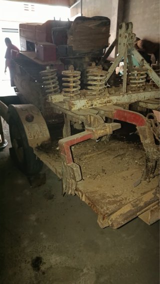 Tractor de cadenas, cultivador y plataforma