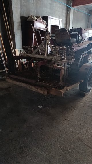 Tractor de cadenas, cultivador y plataforma