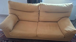 Sofá de tela beige y amarillo en Cuenca