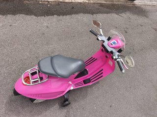 Vespa rosa para niño, poco uso