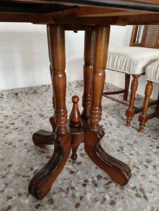 Mesa de comedor ovalada de madera antigua