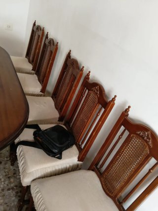 Mesa de comedor ovalada de madera antigua