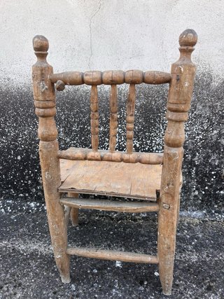 Silla baja de madera antigua