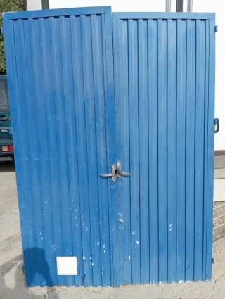 Puerta metálica azul
