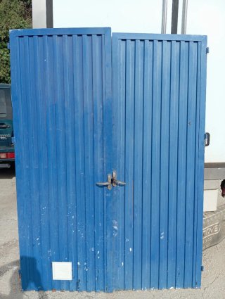 Puerta metálica azul