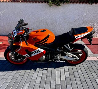 Honda CBR600RR Sportbike Negra y Roja