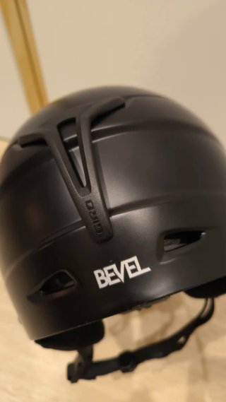 Casco de esquí negro marca GIRO modelo BEVEL. M