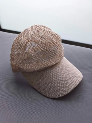 Gorra beige mujer con hilo de lúrex