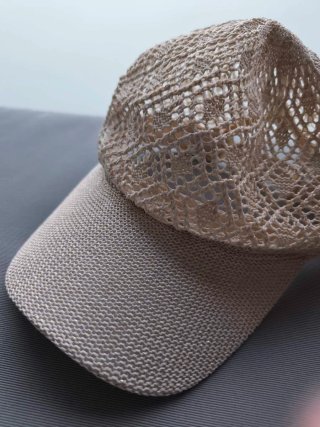 Gorra beige mujer con hilo de lúrex