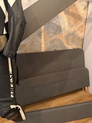 Cama con colchón de tela y madera