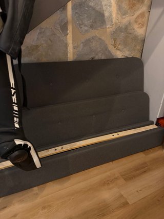 Cama con colchón de tela y madera