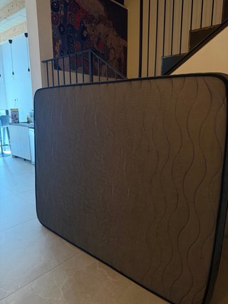 Cama con colchón de tela y madera