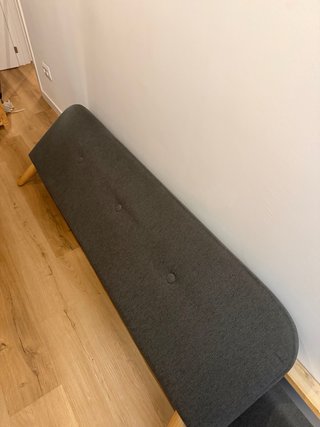 Cama con colchón de tela y madera