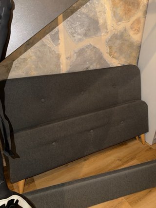 Cama con colchón de tela y madera