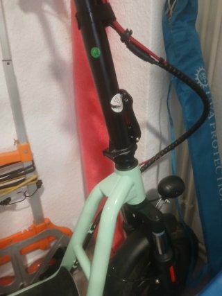 Bicicleta Eléctrica con Cesta y Asiento