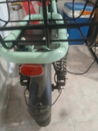 Bicicleta Eléctrica con Cesta y Asiento