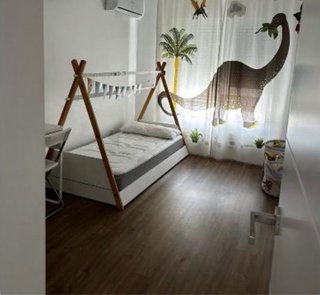 Cama baja de madera