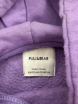 Sudadera morada con capucha