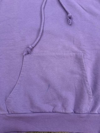 Sudadera morada con capucha
