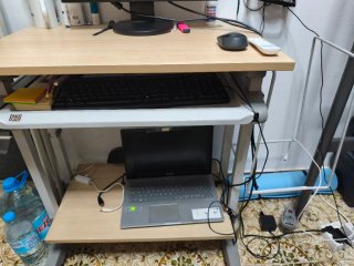 Escritorio de madera y metal con bandeja