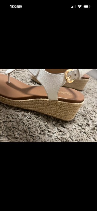 Sandalias Michael Kors Blancas y Doradas
