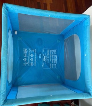 Parque infantil azul con juguetes