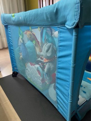 Parque infantil azul con juguetes